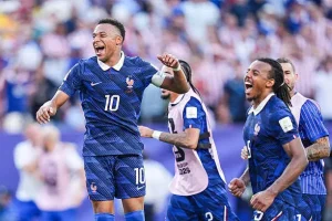 法国凭借关键进球锁定晋级资格-姆巴佩